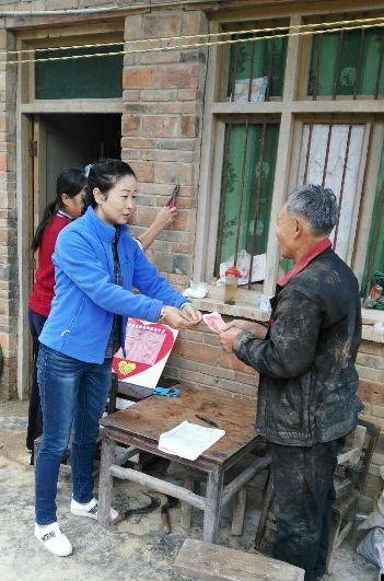 区总工会党组书记、常务副主席将困难助学金送到贫困户手中.jpg