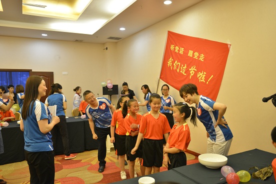 “端午送关爱?六一享亲情” 留守儿童关爱活动 (2).JPG