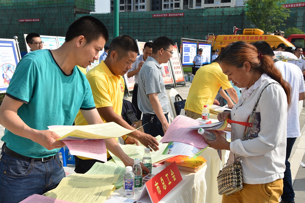 发放宣传资料.JPG
