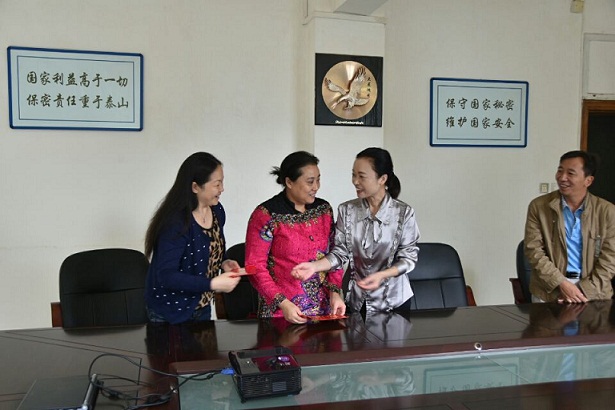 市总工会开展困难女职工“关爱行动”慰问活动 (1).jpg