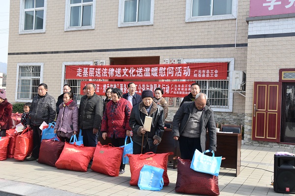 3给大兴社区困难职工群众发放慰问品和慰问金.JPG