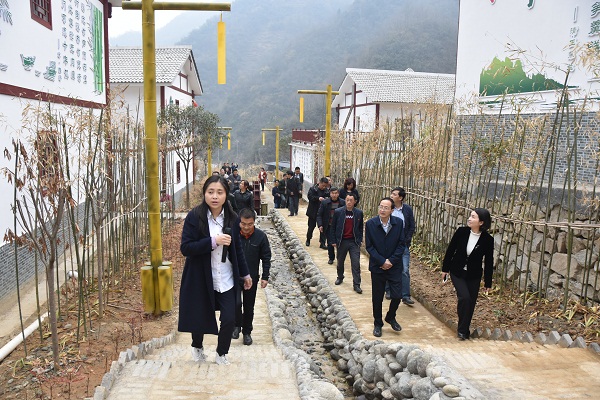 市总工会组织开展脱贫攻坚驻村帮扶学习观摩 (1).JPG