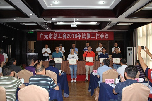获奖代表领奖.JPG