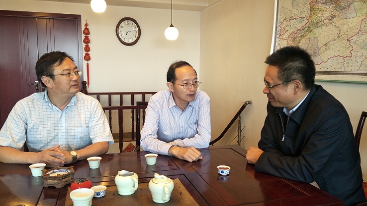 9月21日，广元市总工会党组书记、常务副主席何开金（中）与乌鲁木齐市总工会党组书记、常务副主席张明（右一）在乌市商讨农民工维权服务工作.jpg