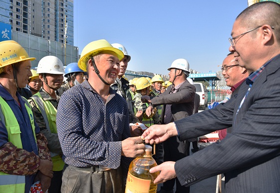 181010新疆维权服务站慰问广元籍农民工.jpg