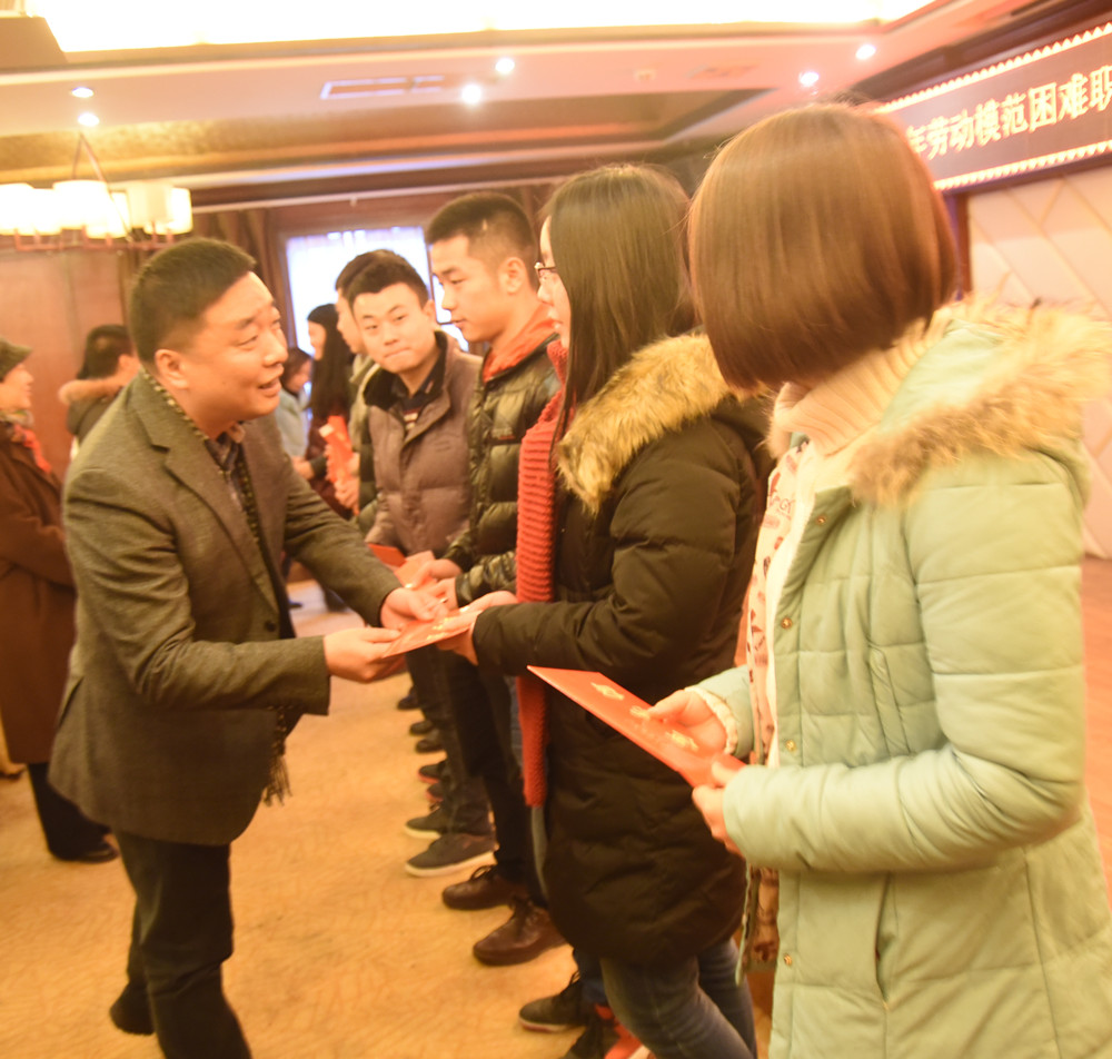 C:\Users\Administrator\Desktop\DSC_1415_看图王_副本.jpg