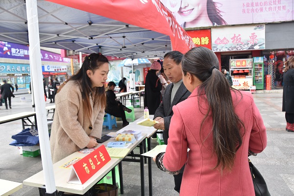市总工会联合多家单位组织开展专场招聘活动会 (2).JPG