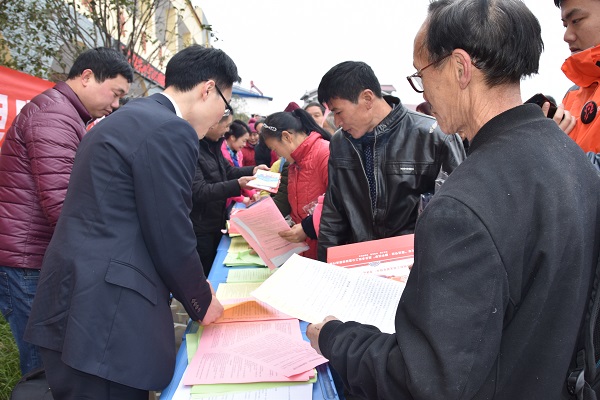 市总赴剑阁开展服务农民工法律服务行动 (2).JPG