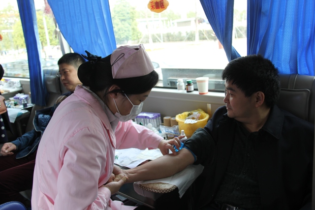 区委常委总工会主席殷扶炯在3.5雷锋日无偿献血活动中带头献血.JPG