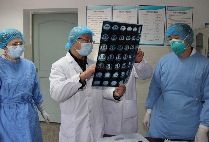 市劳模、市第三人民医院感染科主任谢辉（左二）正在检查患者X光片.jpg