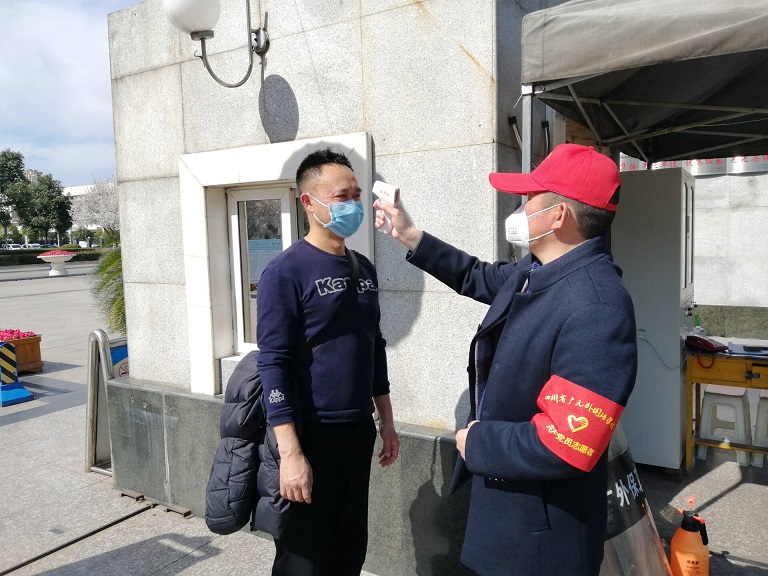 全国五一劳动奖章获得者、广元外国语学校党办主任王军（右一）在监测体温.jpg
