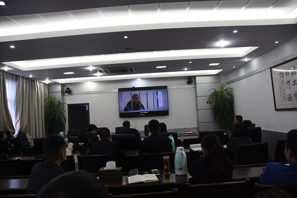 观看警示教育片《一念之误》.JPG