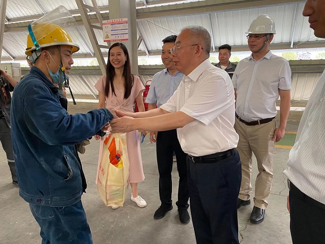 慰问一线岗位工作人员.jpg