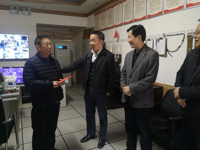 省总领导慰问困难职工邓小玲4.15.jpg