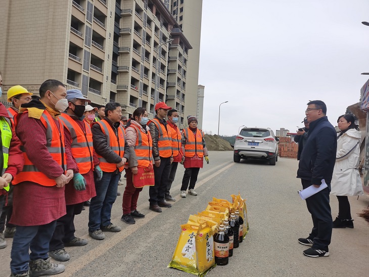 市住建局党组书记、局长王超慰问现场（1）.jpg