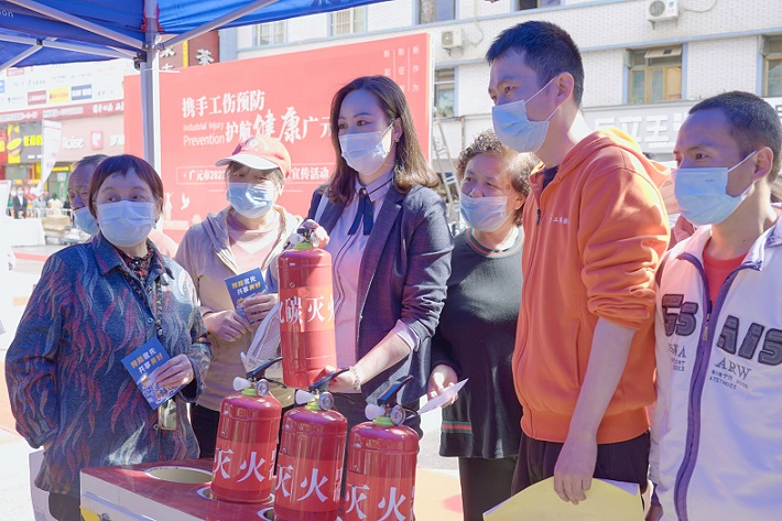 职工现场体验灭火知识.jpg