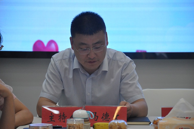 党组成员、机关党委书记马德文主持活动.JPG