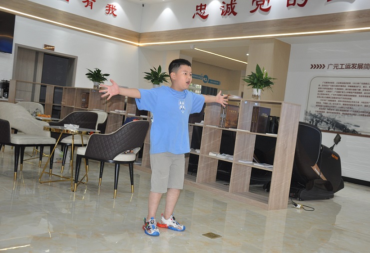 周凌霄小朋友表演节目.JPG