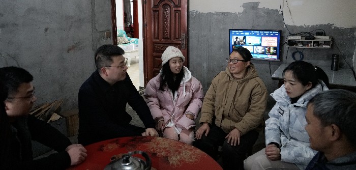 入户慰问困难群众.jpg