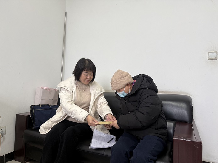 慰问代池坝选煤厂生病困难女职工：李建华.jpg