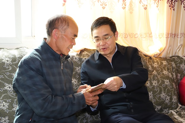 慰问困难职工梁道如.JPG