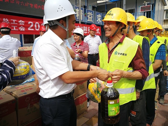 06发放慰问品.jpg