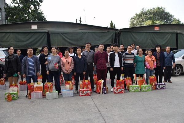 12月26日，慰问东莞市润捷运动器材有限公司，与职工合影.JPG