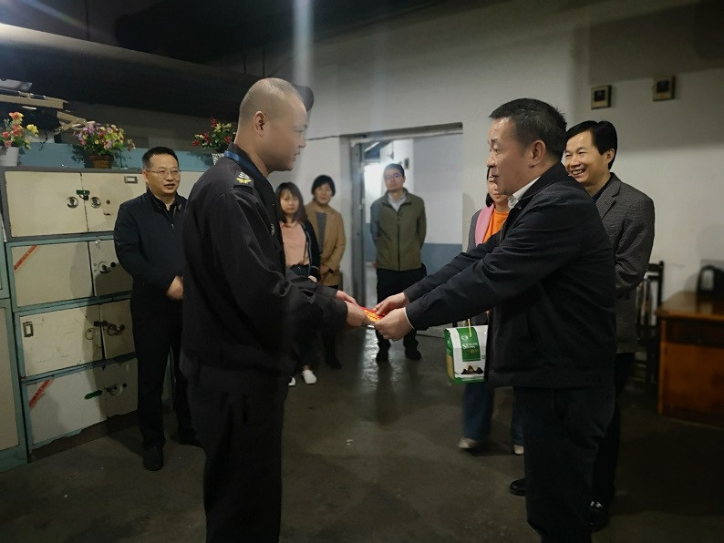 省总领导慰问困难职工万里4.15.jpg